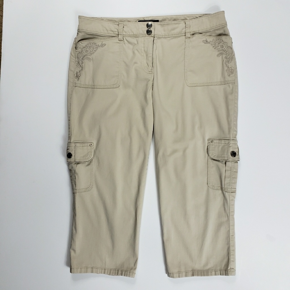 White house black market  khaki capri pants